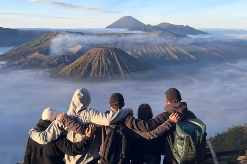Friends-taking-group-photo-infront-of-mountain-mms-travels