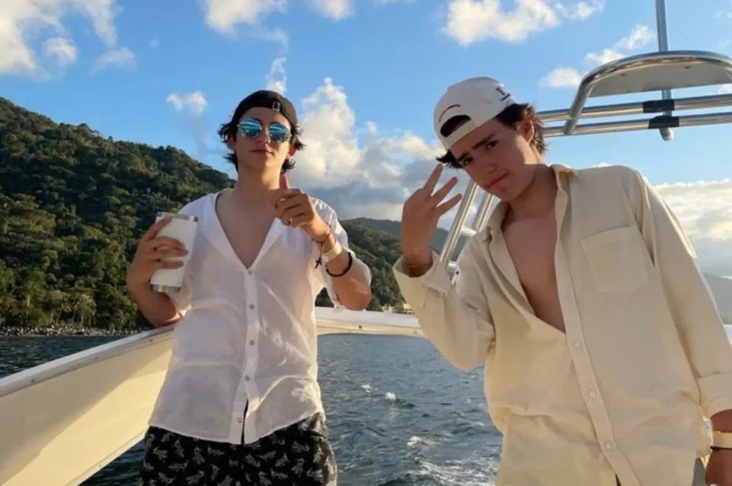 friends-taking-picture-in-cruise-mms-travels