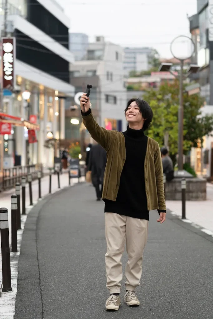 japanese-influencer-recording-vlog-image-mms-travel